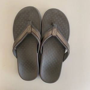 Vionic grey flip flops